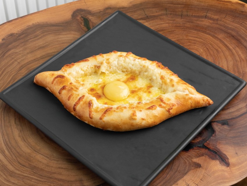 Хачапури по аджарски с яйцом