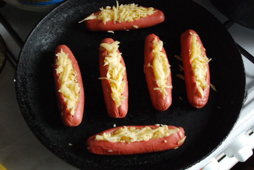 Сосиски с сыром в духовке