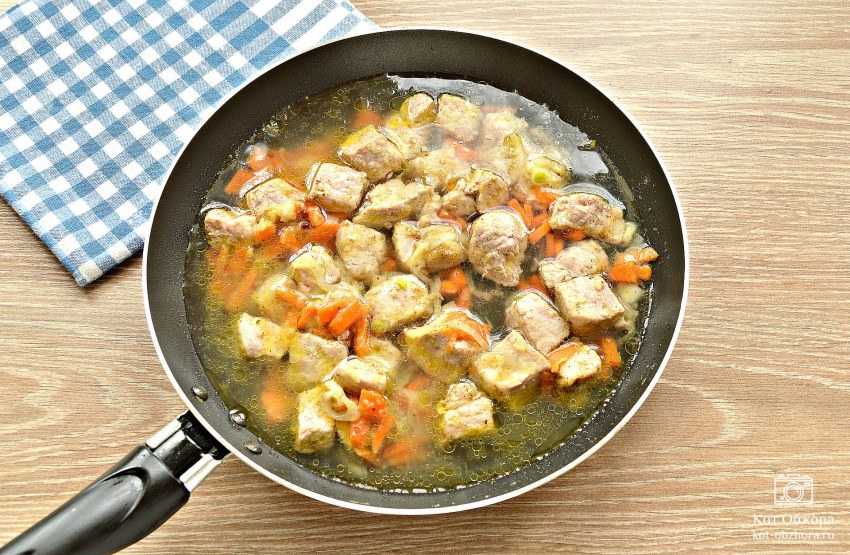 Картошка с тушенкой в кастрюле
