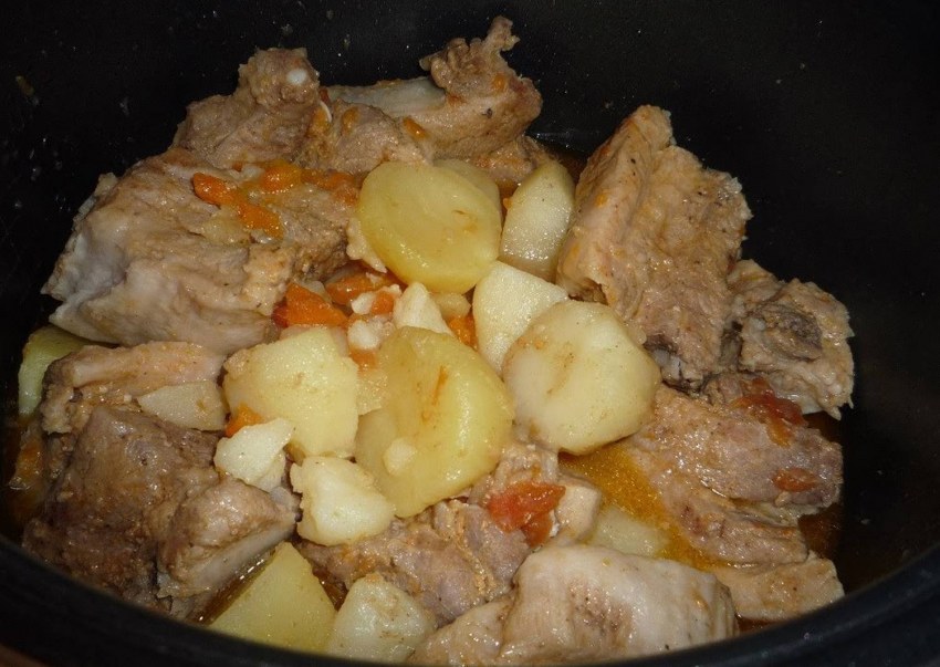 Картошка с мясом в кастрюле