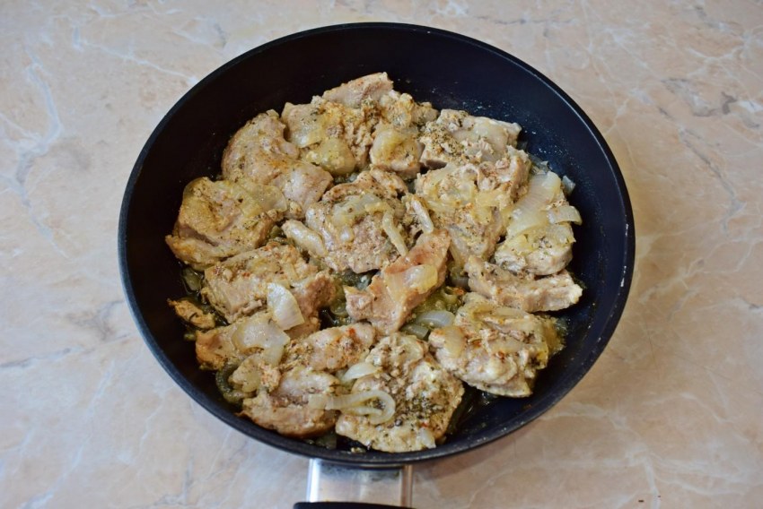 Свинина томленая с луком