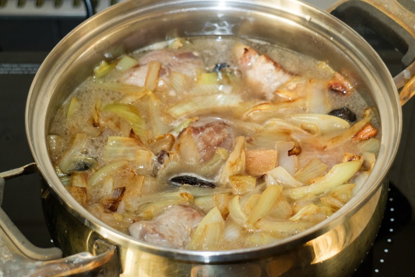 Тушеная картошка со свиными ребрышками в кастрюле