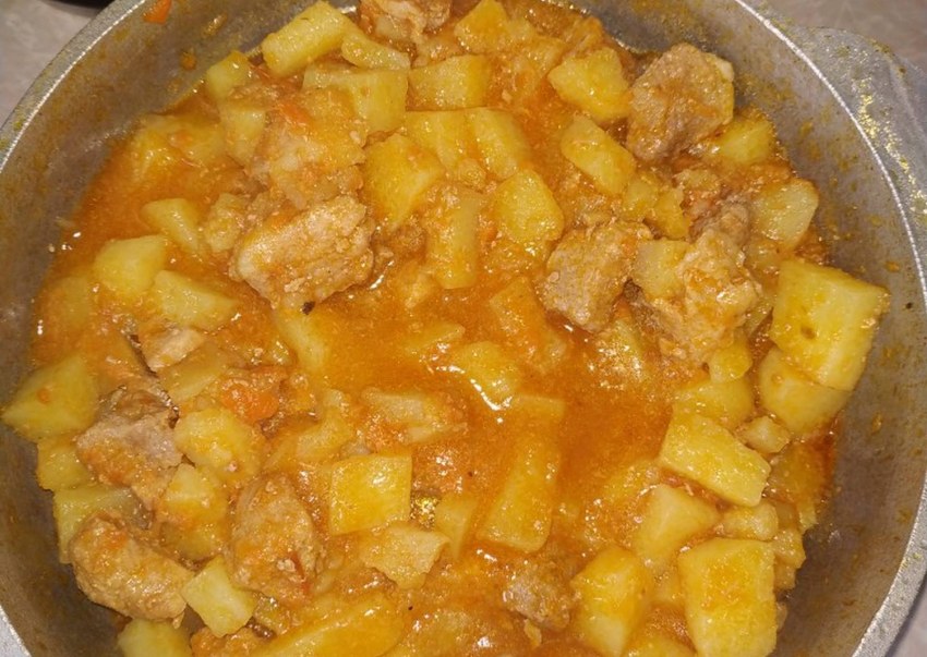 Свинина тушеная с луком