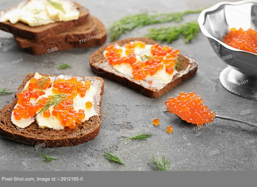 Бутерброды с красной и черной икрой