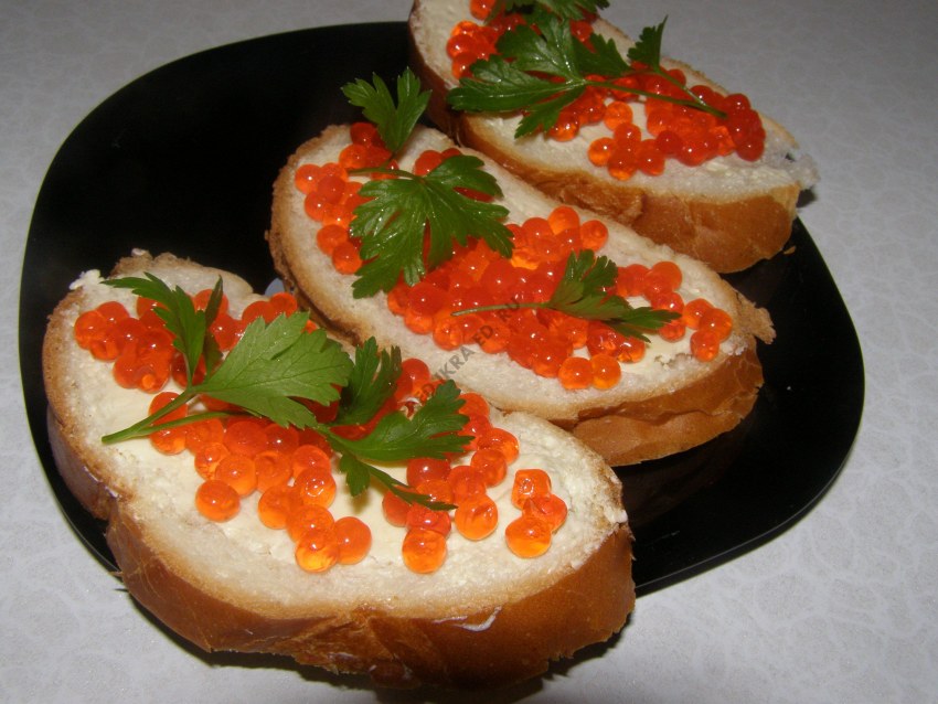 Батон с икрой