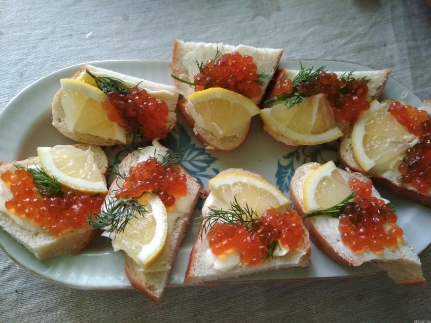 Бутерброд с маслом и щучьей икрой