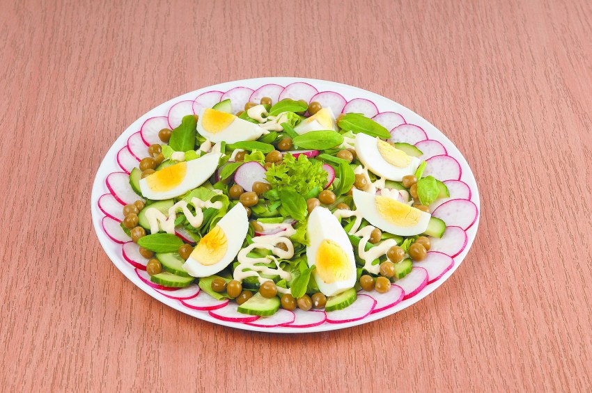 Салат с редисом и огурцом