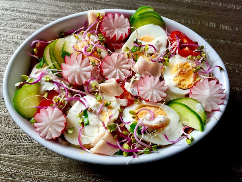 Вареное яйцо и редиска