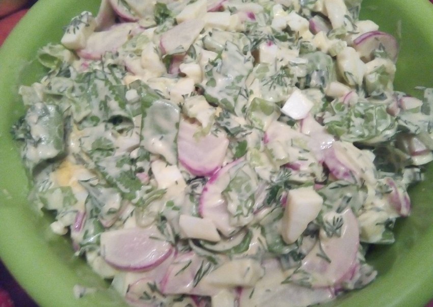Салат с перепелиными яйцами и редисом