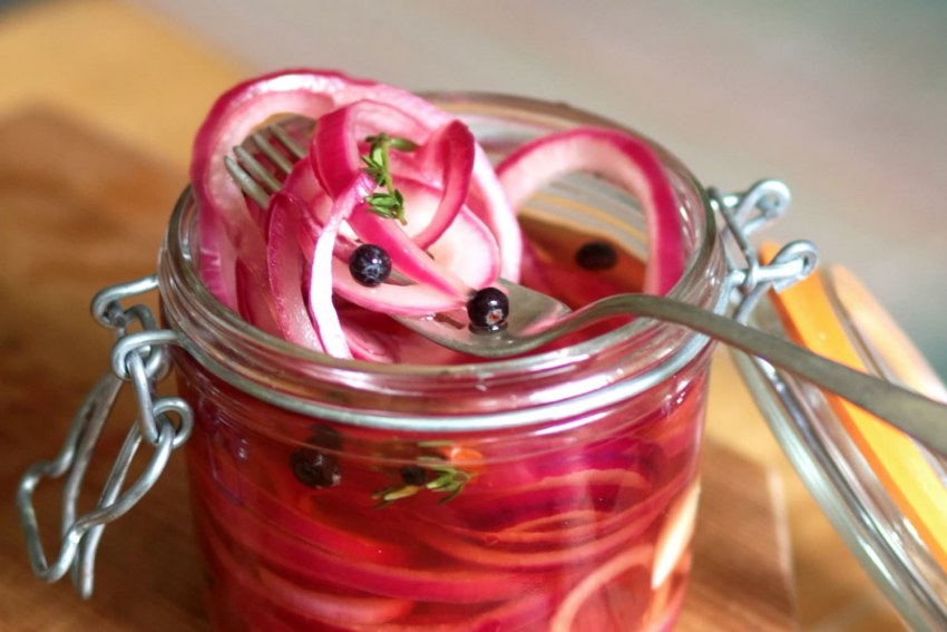Маринованный красный лук