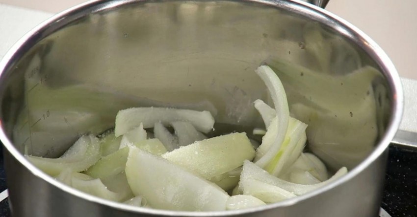 Маринованный лук с уксусом и сахаром и солью
