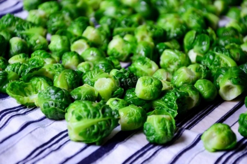 Курица с брюссельской капустой на сковороде