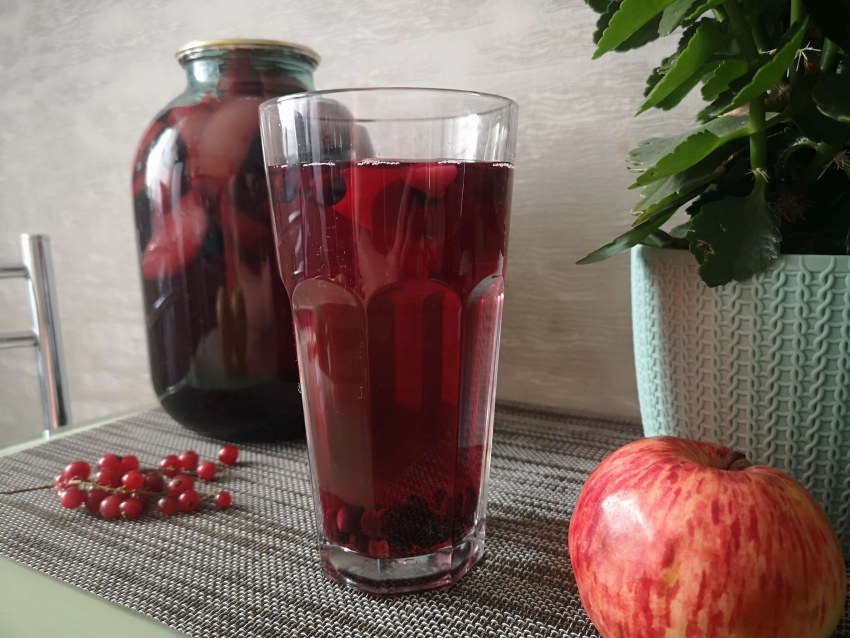 Компот из яблок и черноплодки
