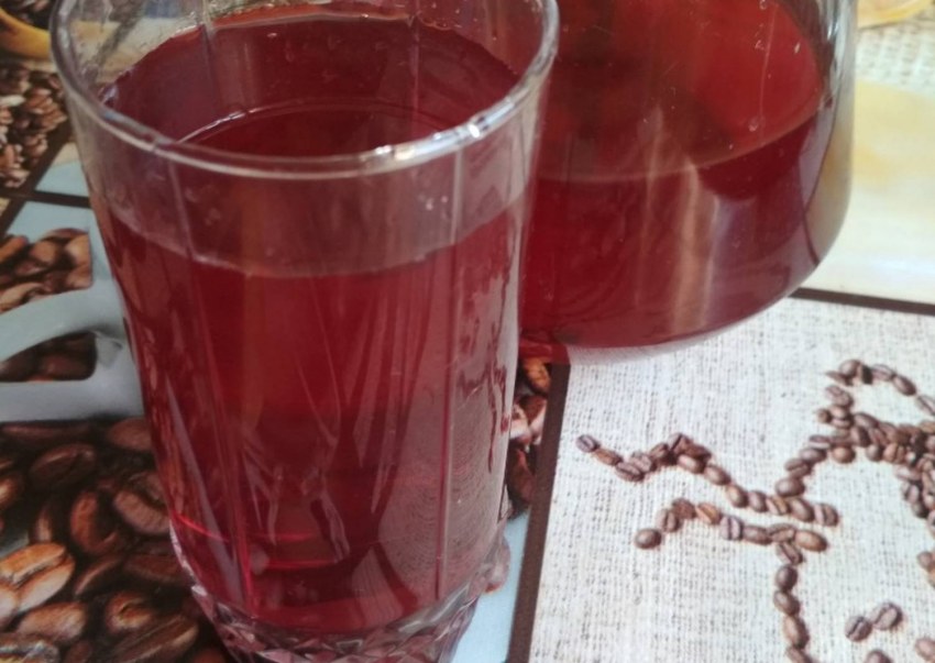 Компот из свежих яблок в кастрюле
