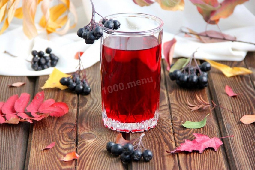 Яблочный компот в кастрюле