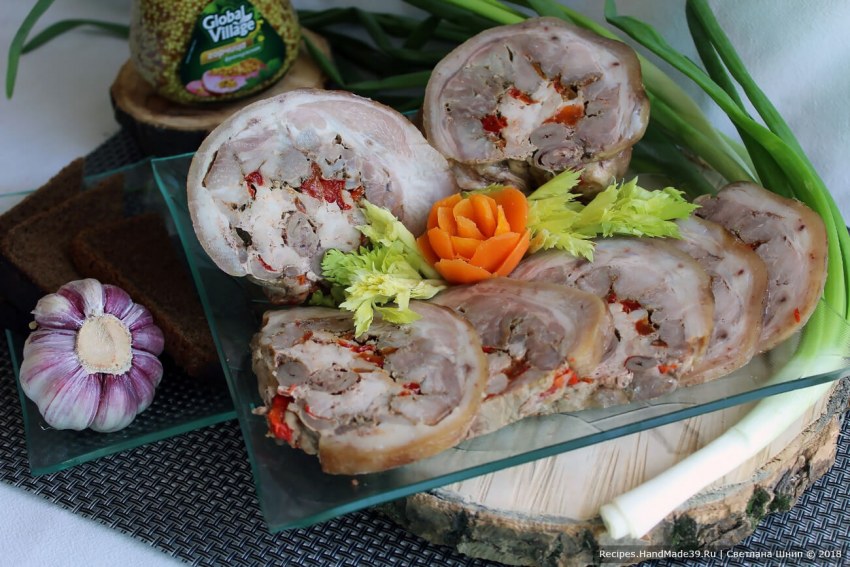 Мясной рулет из рульки свиной