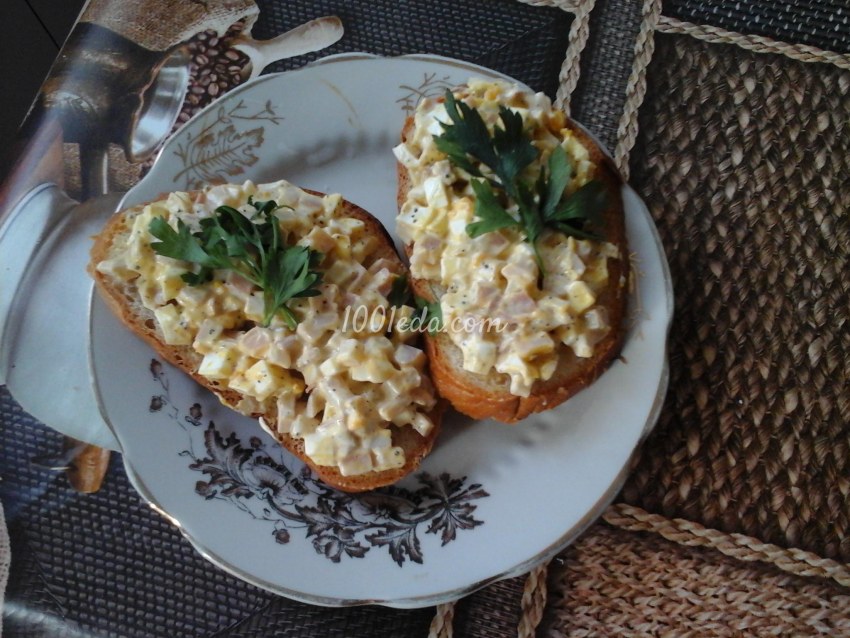 Салат с кальмарами и помидорами и сыром