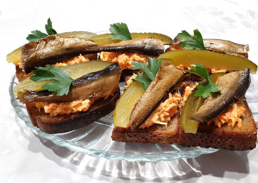 Бутерброды с килькой в масле