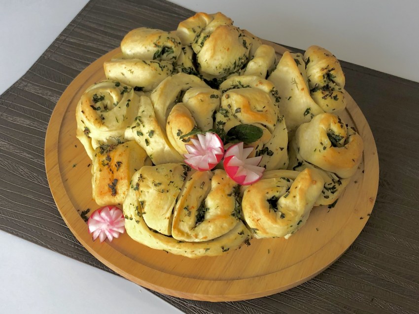 Булочки с чесноком и зеленью