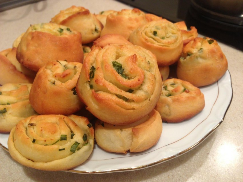Булочки с чесноком и зеленью
