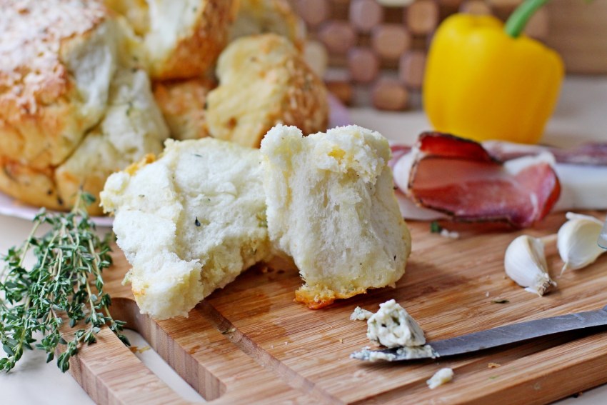 Булочки с чесноком и зеленью