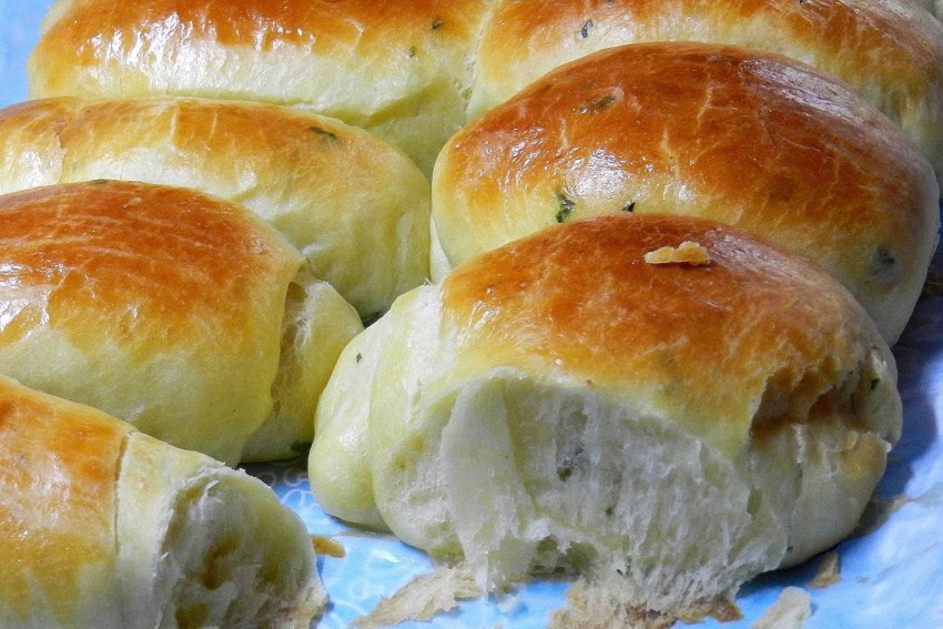 Сырные булочки с помидорами и зелёным луком