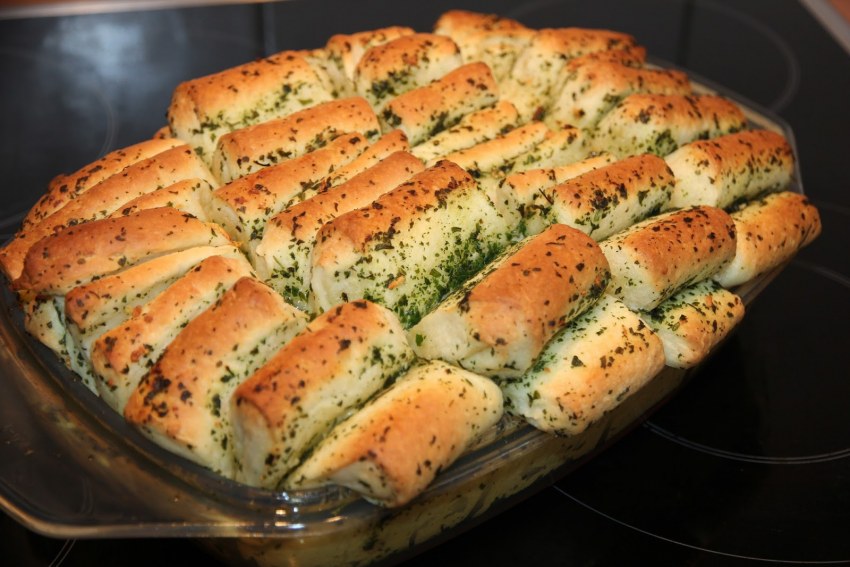 Булочки с чесноком и зеленью и сыром