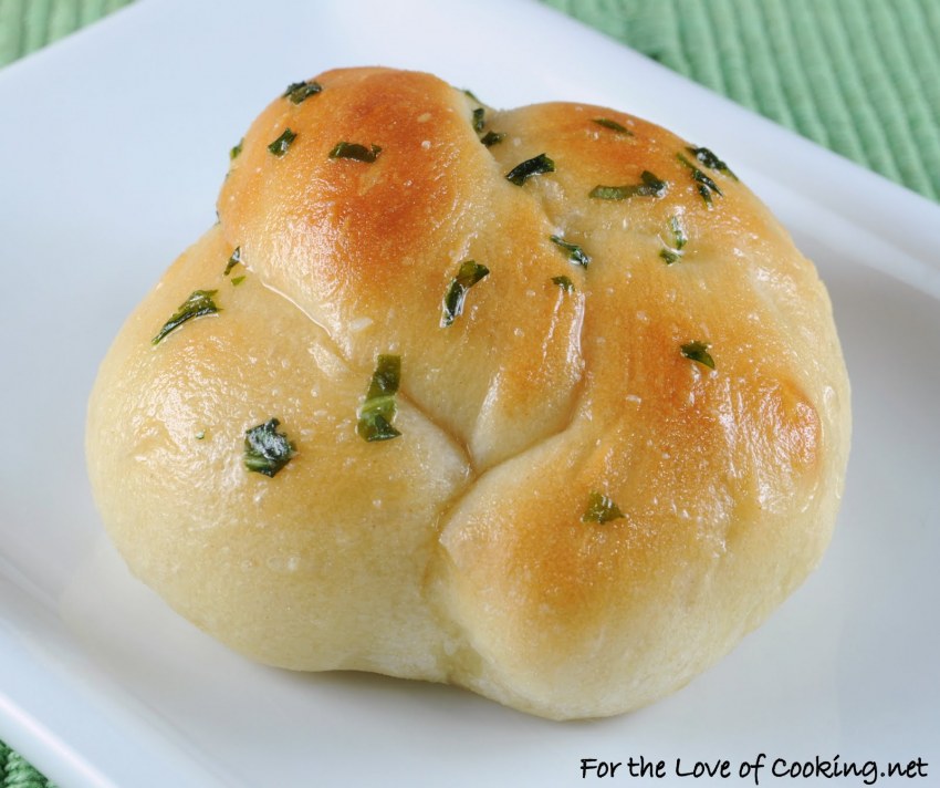 Булка с зеленью и сыром