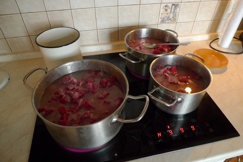 Большая кастрюля еды