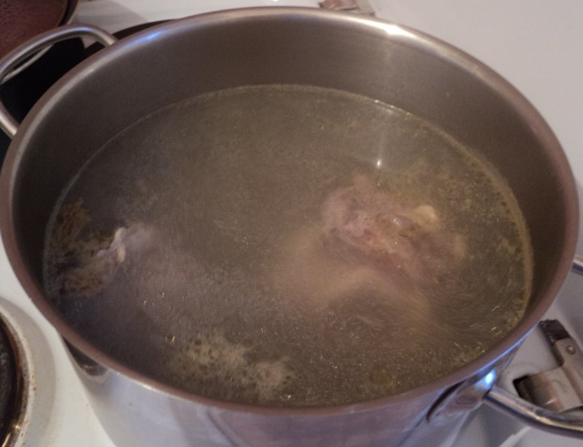 Вареное мясо в кастрюле