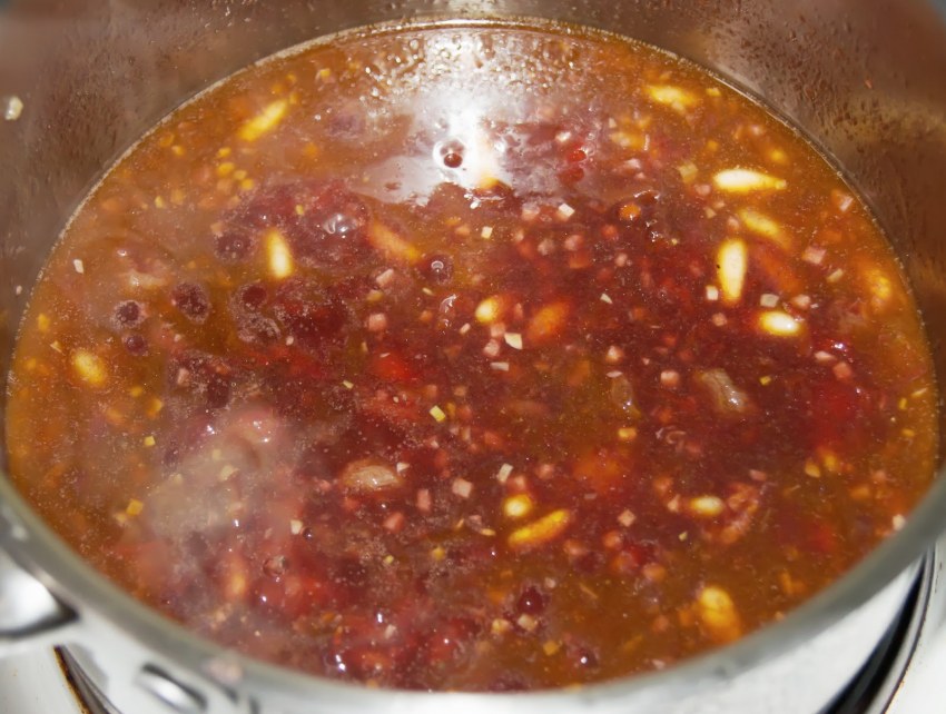Мясной бульон в кастрюле