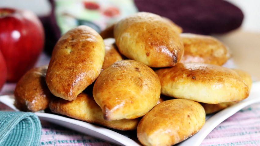 Пирожки из творога с яблоками