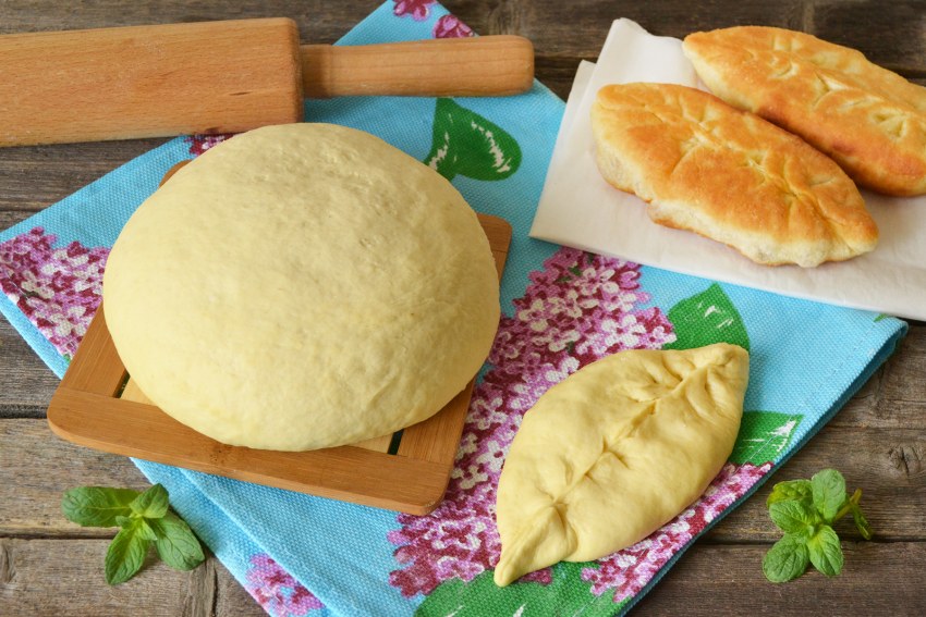 Конвертики с мясом из творожного теста