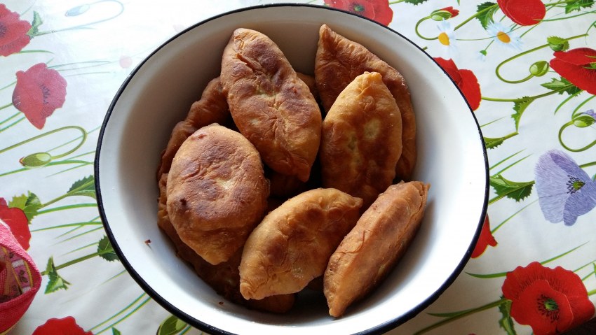 Жареные пирожки на столе