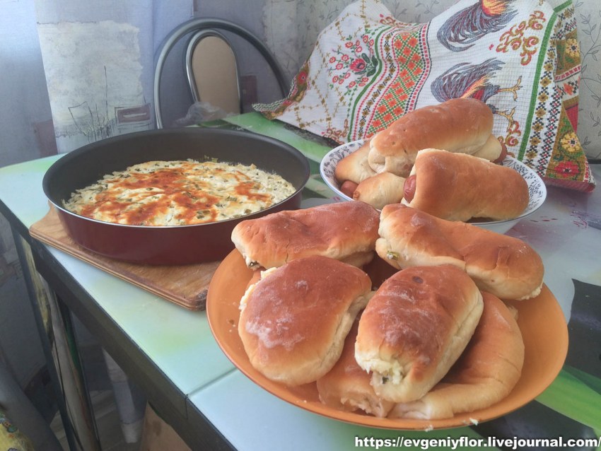 Пирожок с творогом и изюмом