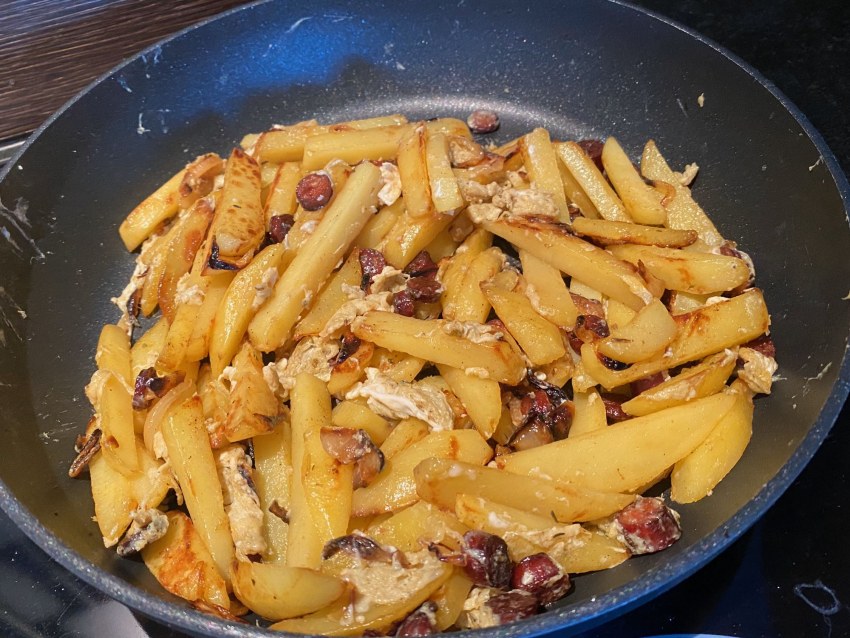 Картошка с охотничьими колбасками в духовке