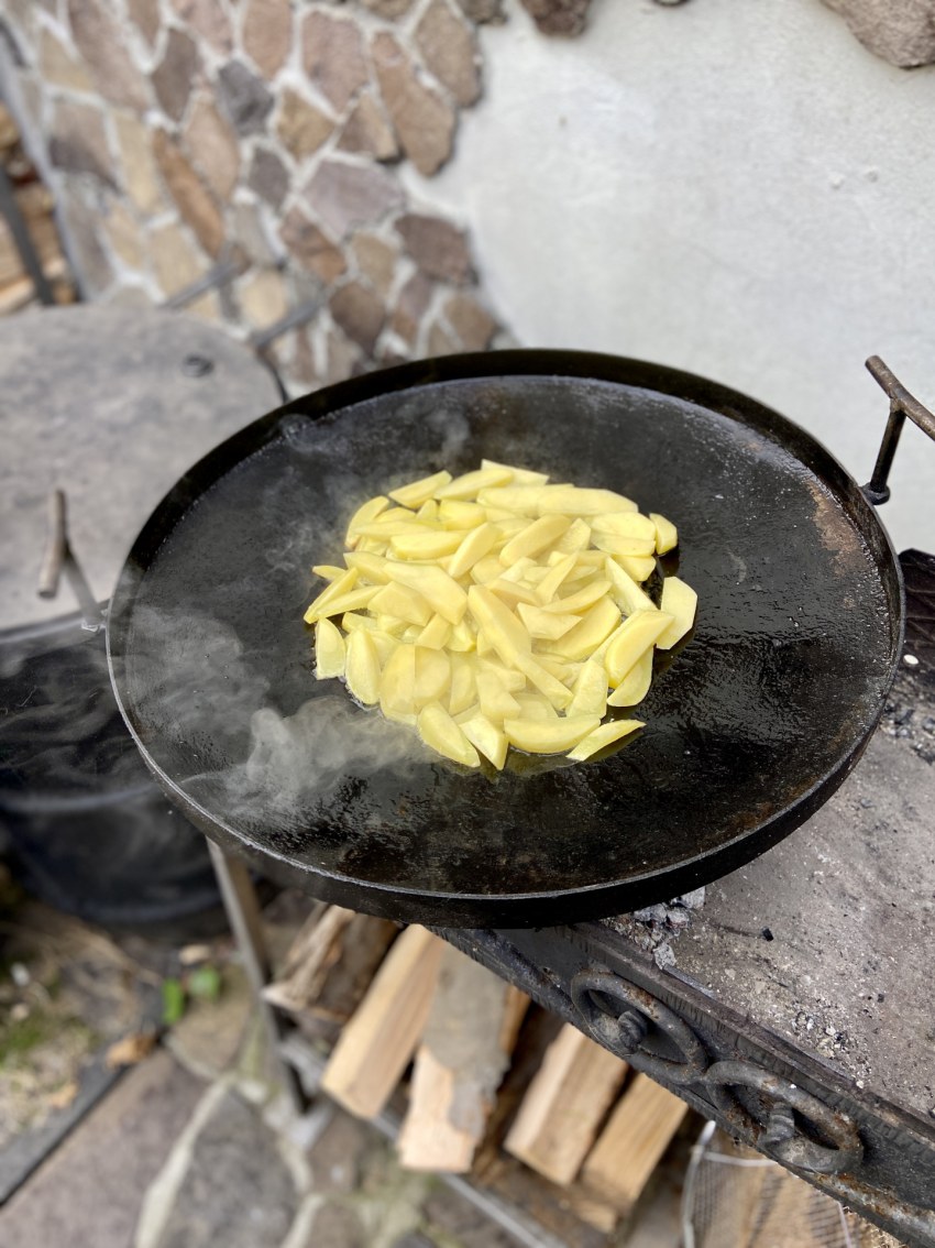 Картошка с охотничьими колбасками в мультиварке