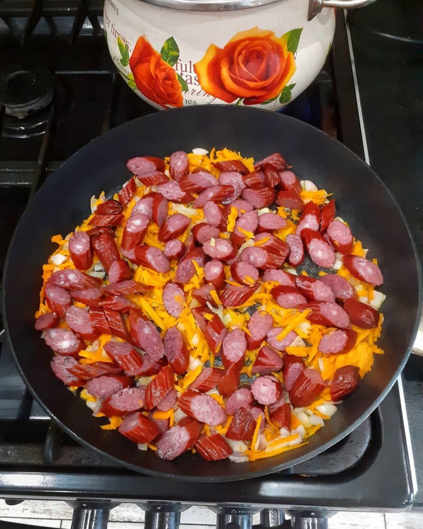 Жареная картошка с колбасками