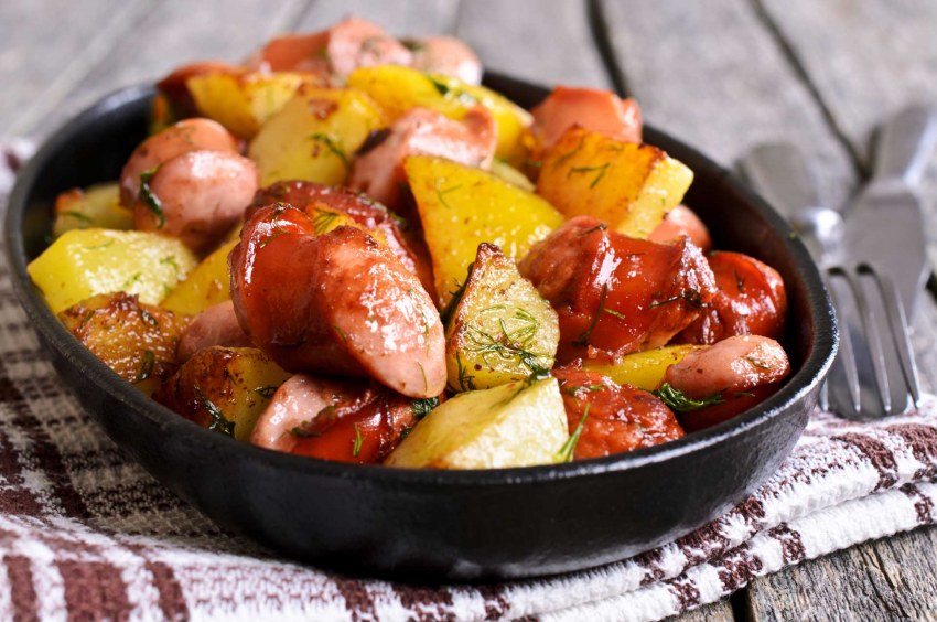 Картошка с колбасками в горшочках