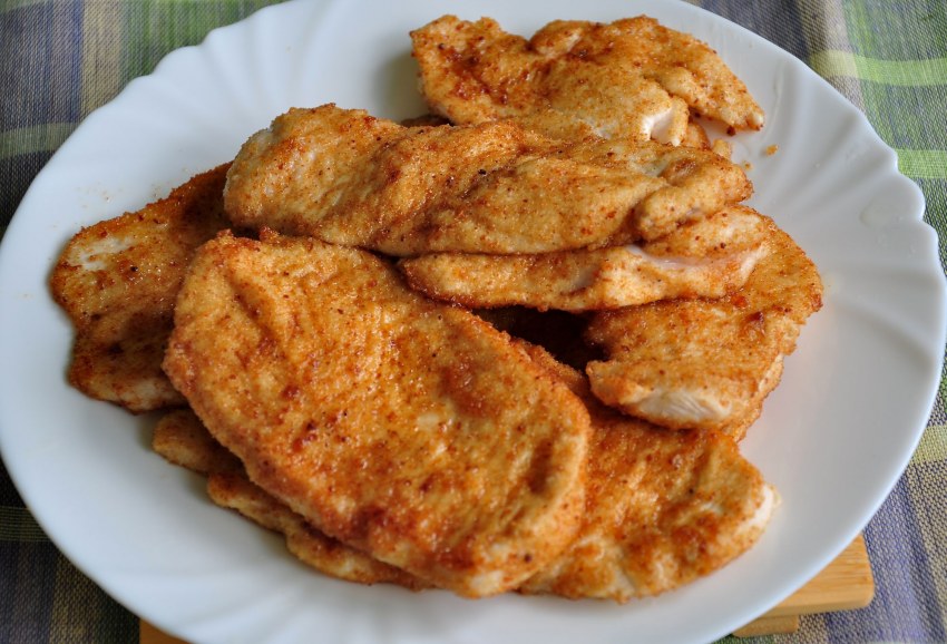 Куриное филе кусочками в кляре на сковороде