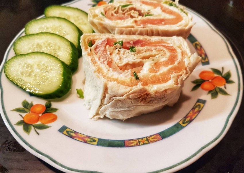 Рулетики из лаваша с семгой