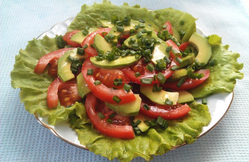 Салат с овощами авокадо и крабом