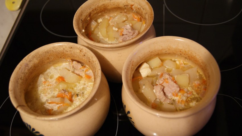 Жаркое из индейки с картошкой в горшочке в духовке