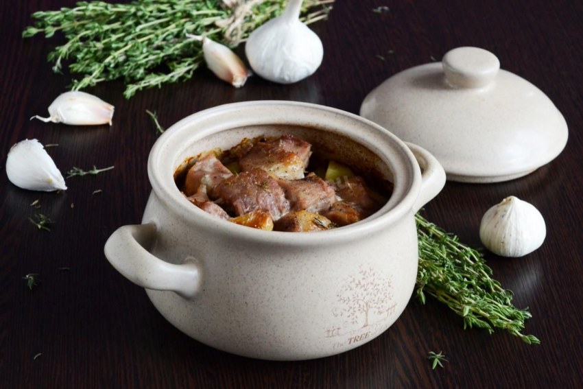 Мясо в горшочках