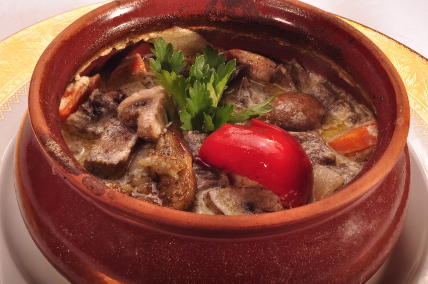 Мясо по-Петровски в горшочке с грибами