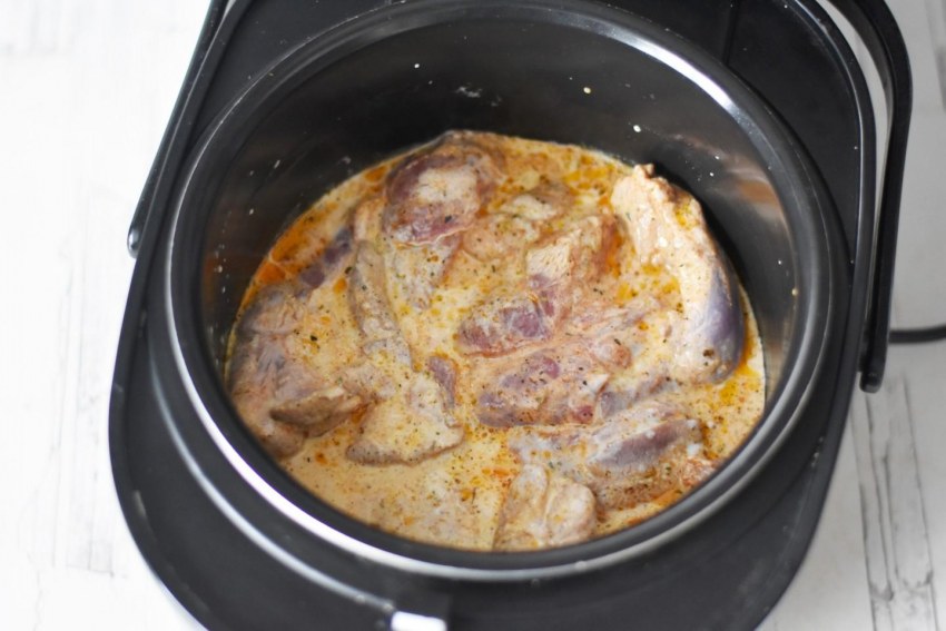 Голень индейки с овощами в духовке