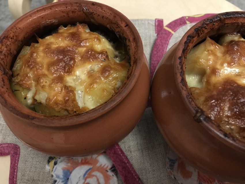 Картошка с сосисками в горшочках