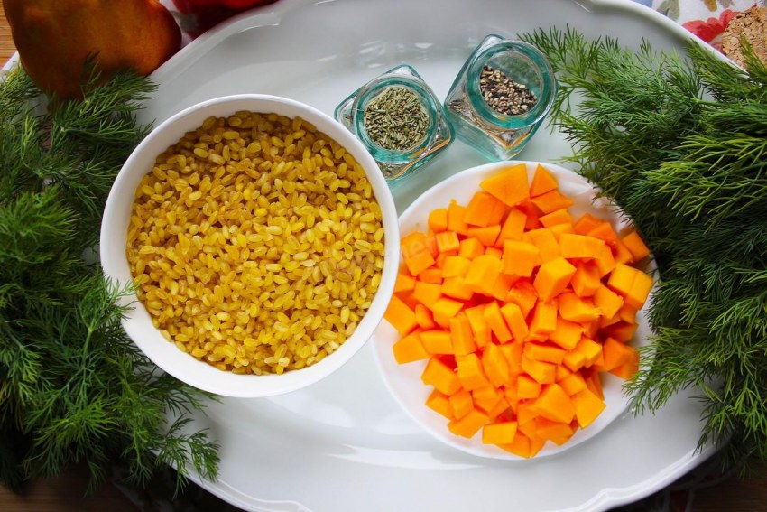 Булгур с специями куркумой и перец, корицой