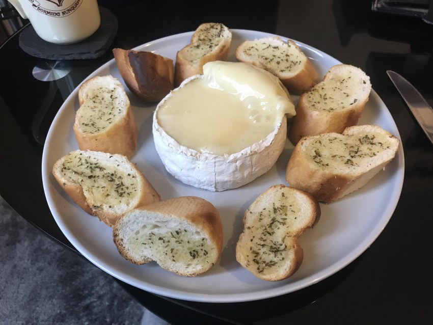 Запеченный камамбер с клюквой