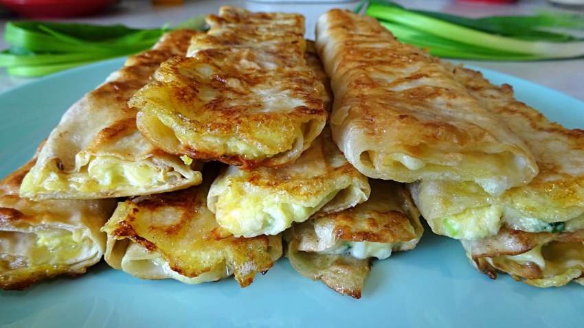 Лаваш с яйцом и сыром на сковороде
